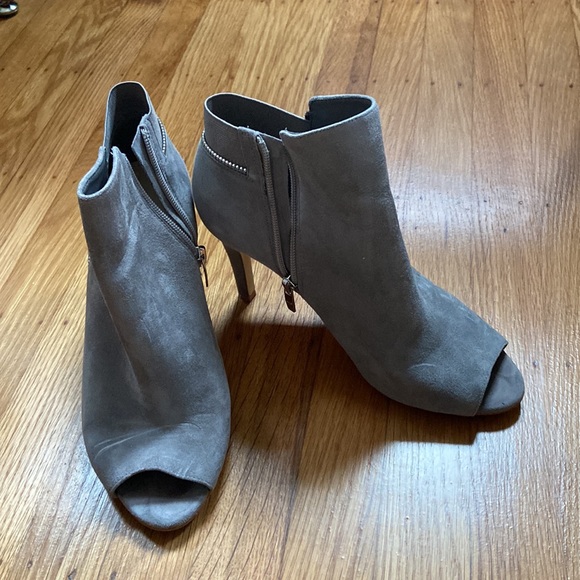 Marc Fisher gray suede ankle boots with side zip - Picture 4 of 5